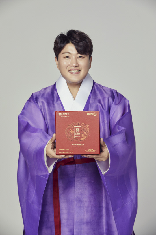 K쇼핑이 '김호중 홍삼'을 판매한다. <K쇼핑 제공>